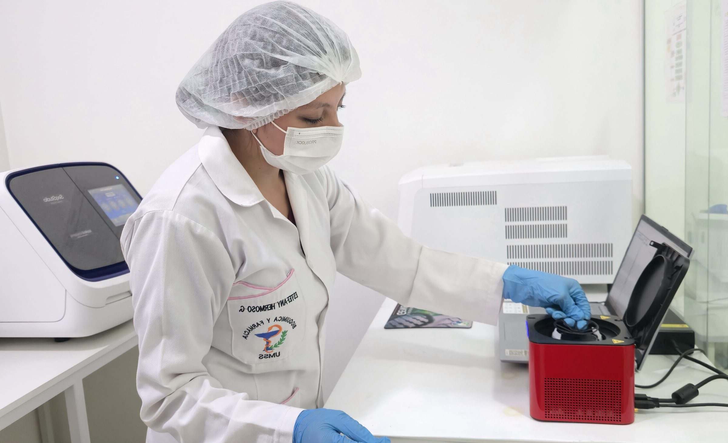 Bioquímica de GeneTox trabajando junto a la centrífuga y el equipo de PCR en tiempo real